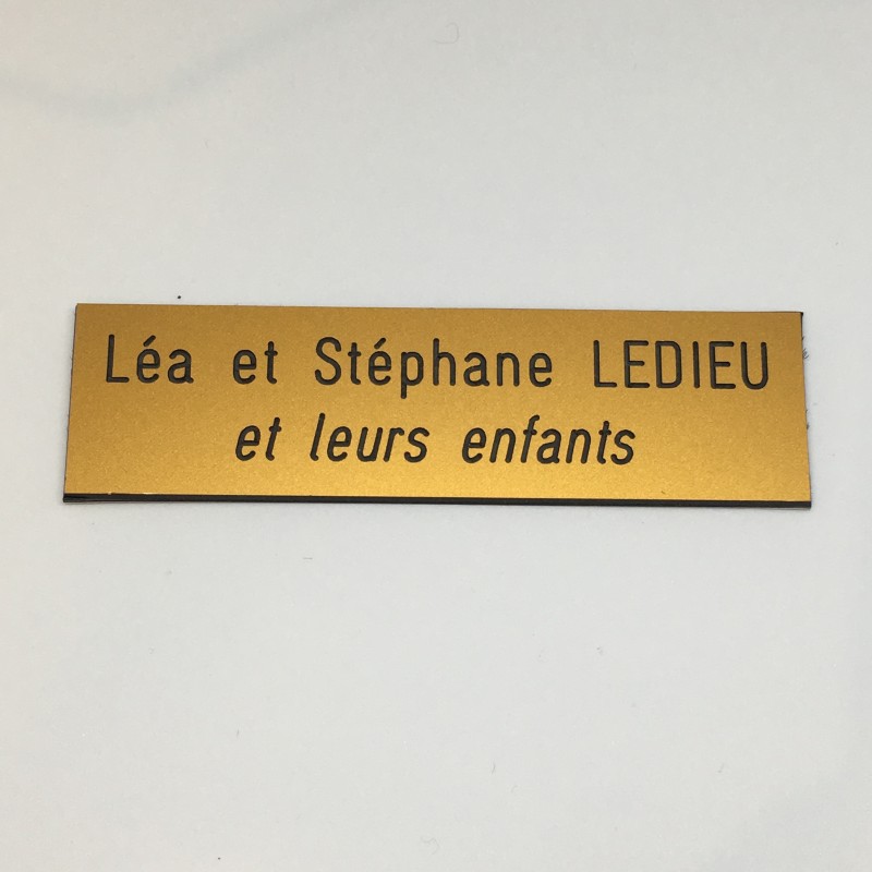 Plaque spéciale boîte aux lettres, fond jaune, texte gravé blanc