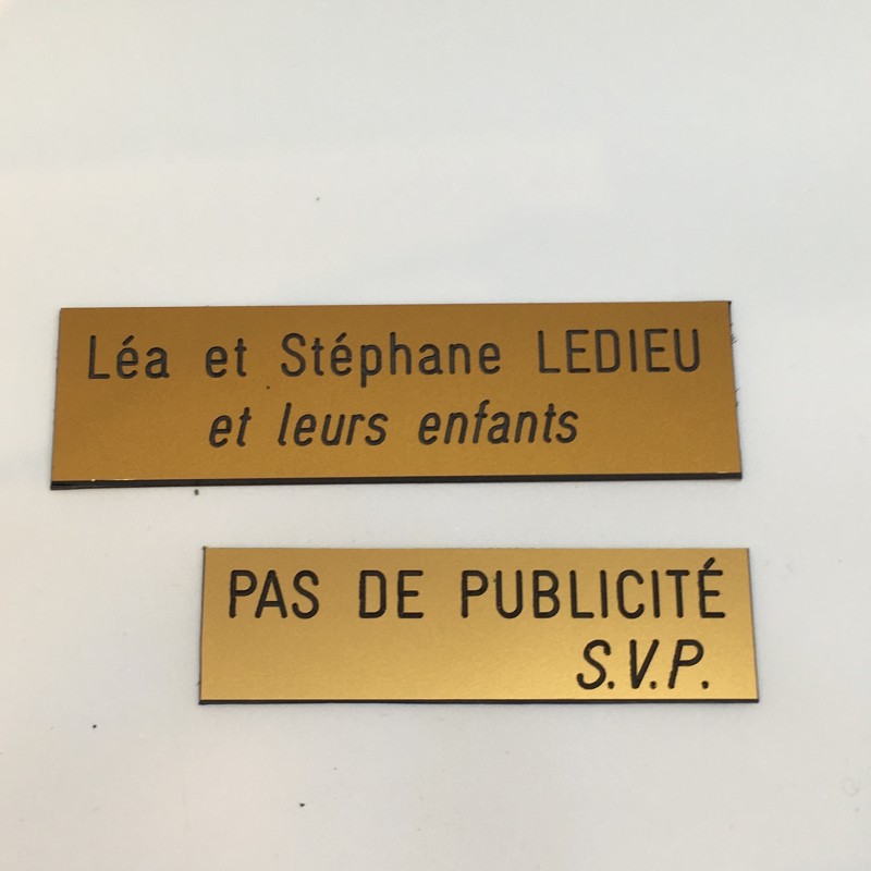 Plaque spéciale boîte aux lettres, fond jaune, texte gravé blanc